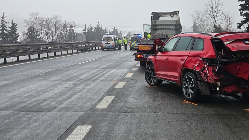Hromadná srážka na D1: Na 300 metrech havarovaly desítky vozů. Mezi nimi i autobus a kamion