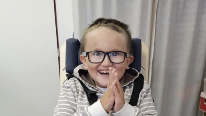 V 10 letech je na úrovni kojence, bojuje s dětskou obrnou. Adámkova rodina prosí o pomoc