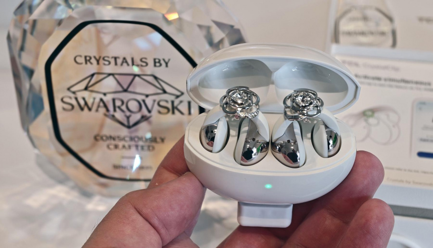 Jsou to ještě sluchátka? TCL CrystalClip ve Swarovski připomínají spíše šperk