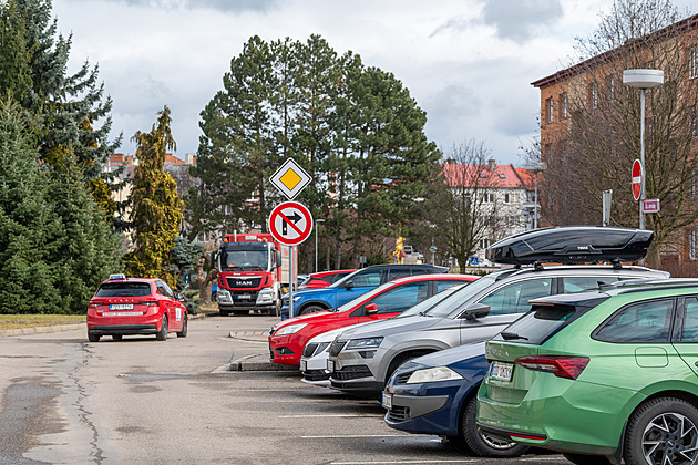 Parkování na Zacharu je katastrofa, Kroměříž na sídlišti otestuje modré zóny