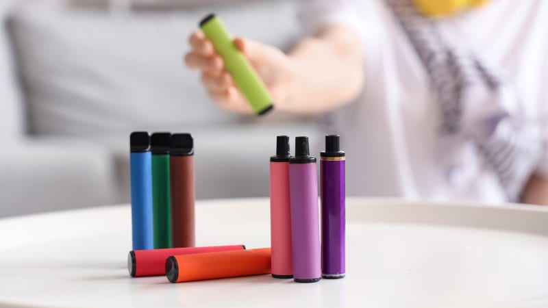 Jednorázové e-cigarety končí v obyčejném koši a ohrožují okolí. Ministr apeluje na uživatele