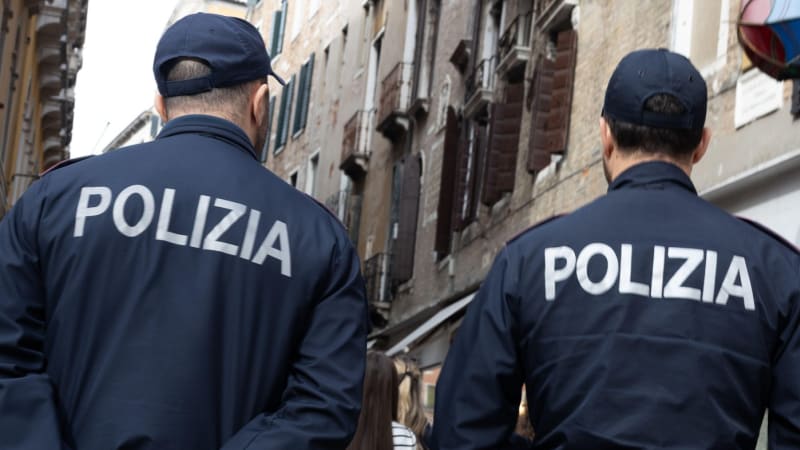 Kuriózní loupež: Zloději v Itálii kradli luxusní boty, cestu zablokovali odcizenými auty