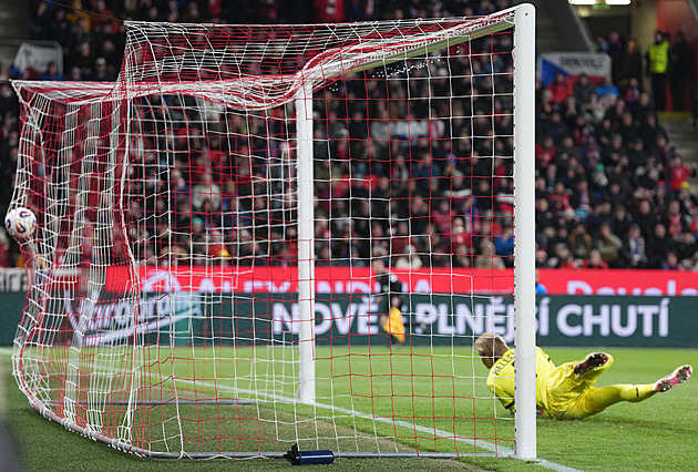 ONLINE: Česko - Irsko 1:2 po půli, po vlastním gólu snižuje z penalty Schick