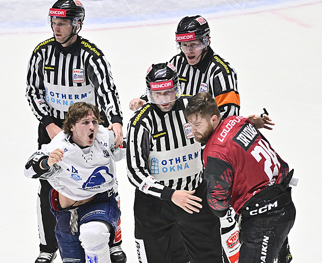 Faul na Kousala? I rozhodčí vědí, že simuloval, štve Jandače. Nedvěd děkoval