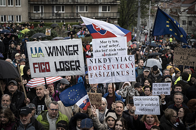 Diskriminace není volební reforma. Slováci demonstrovali proti zrušení voleb poštou