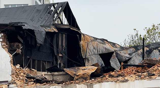 Hasiči po požáru likvidují skrytá ohniska, rypadlo odstranilo nestabilní část střechy