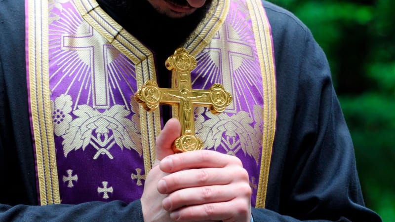 Při bohoslužbě ve Slovinsku zemřel farář. Podlehl vosímu bodnutí