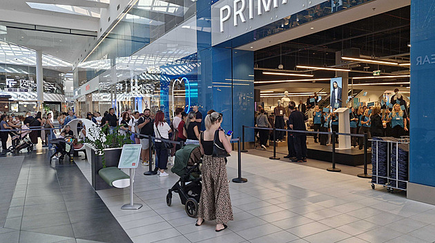 Čekala jsem větší frontu. V Ostravě otevřel čtvrtý Primark, zaměstnanci tančili na DJ