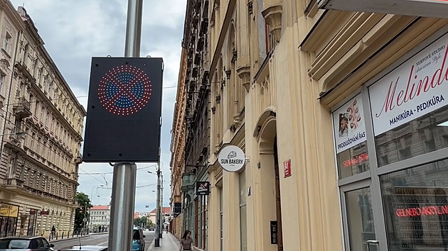 LED značka na Smíchově měla zlepšit parkování. Část léta ale nefungovala