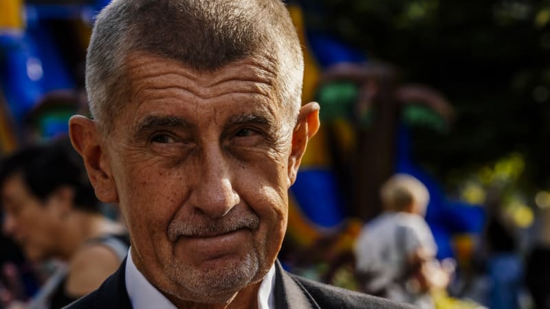 Skolilo mě to, doktor mi zakázal pokračovat v kampani, řekl Babiš příznivcům. Kopl si do Senátu