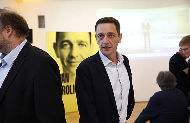 Hejtmana se nevzdám, senátní mandát nemusím dokončit, řekl Grolich. Štáb slavil
