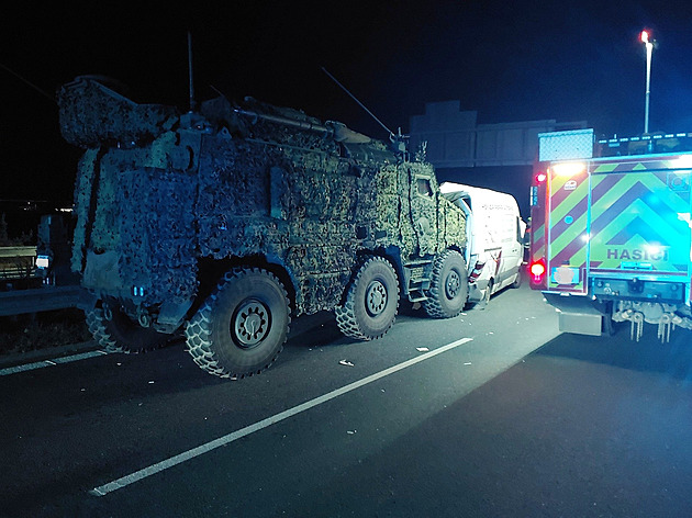 Dodávka na dálnici nedala přednost koloně vojenských obrněnců, nehodu natočil řidič