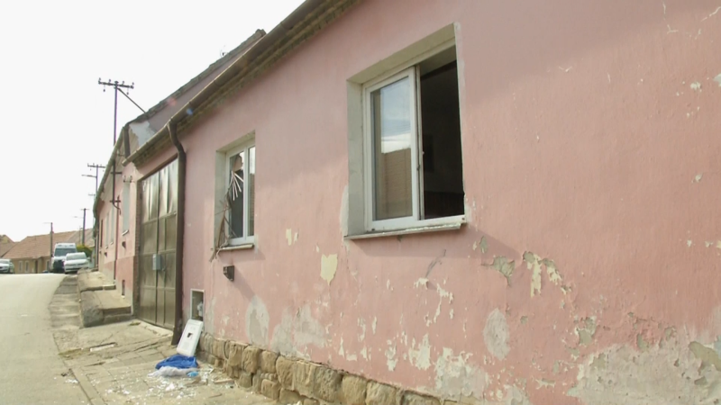 Bojíme se vylézt ven, střílí po lidech. Žeravice obchází strach, agresor hrozil i výbuchem